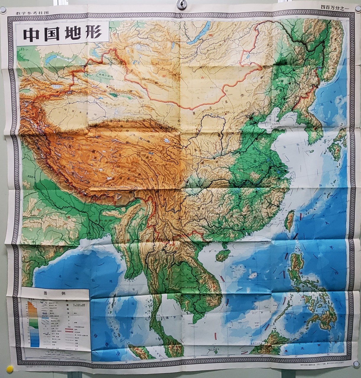 1975년 교학 참고 괘도로 제작한 중국지형도