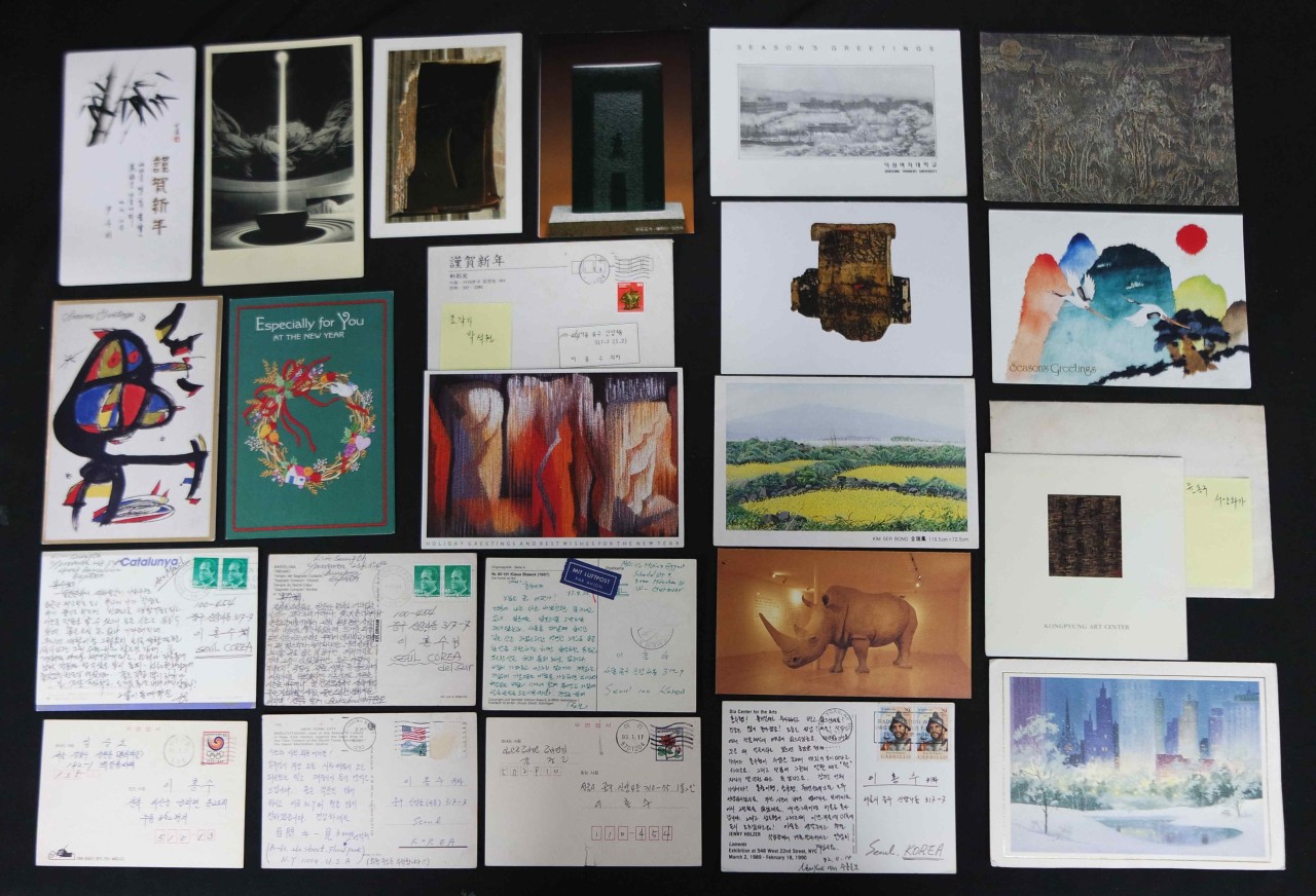 작가의 본인서명 연하장 5장을 포함한 연하장과 엽서 22점